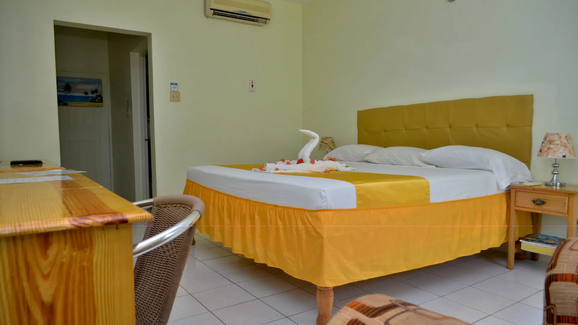 Fun Holiday Beach Resort Негрил