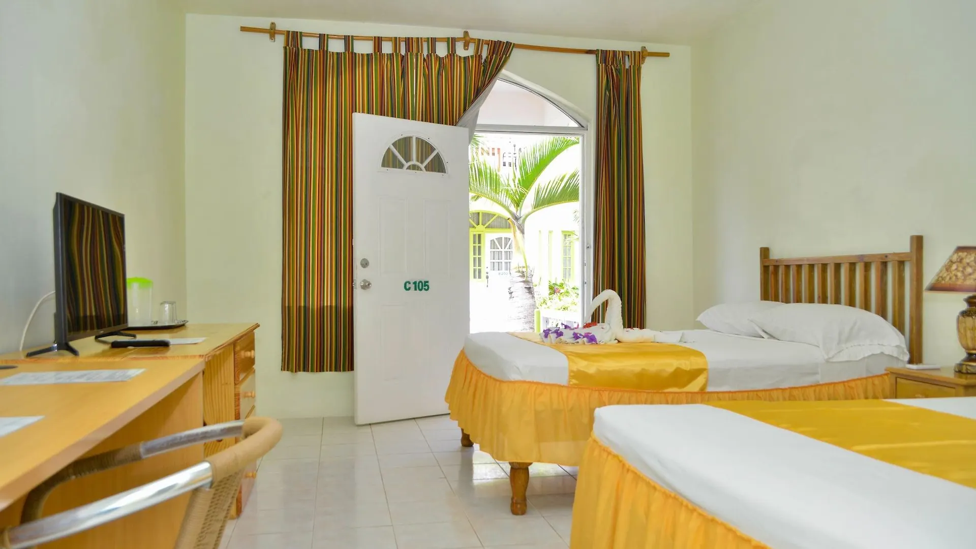 Fun Holiday Beach Resort Негрил